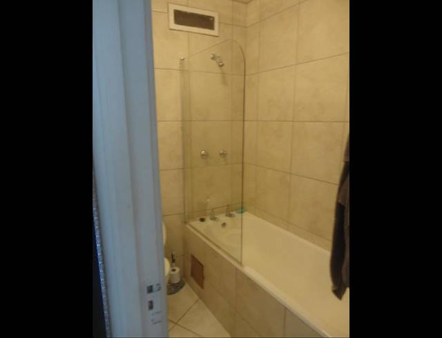 0.5 BEDROOM APARTMENT TO LET IN VREDEHOEK